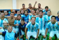 Para la historia: la foto del plantel de Atlético con la camiseta de Argentina luego del gran triunfo