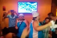 Video: el emocionante festejo del grupo de hinchas que se quedó varado antes de llegar a Quito
