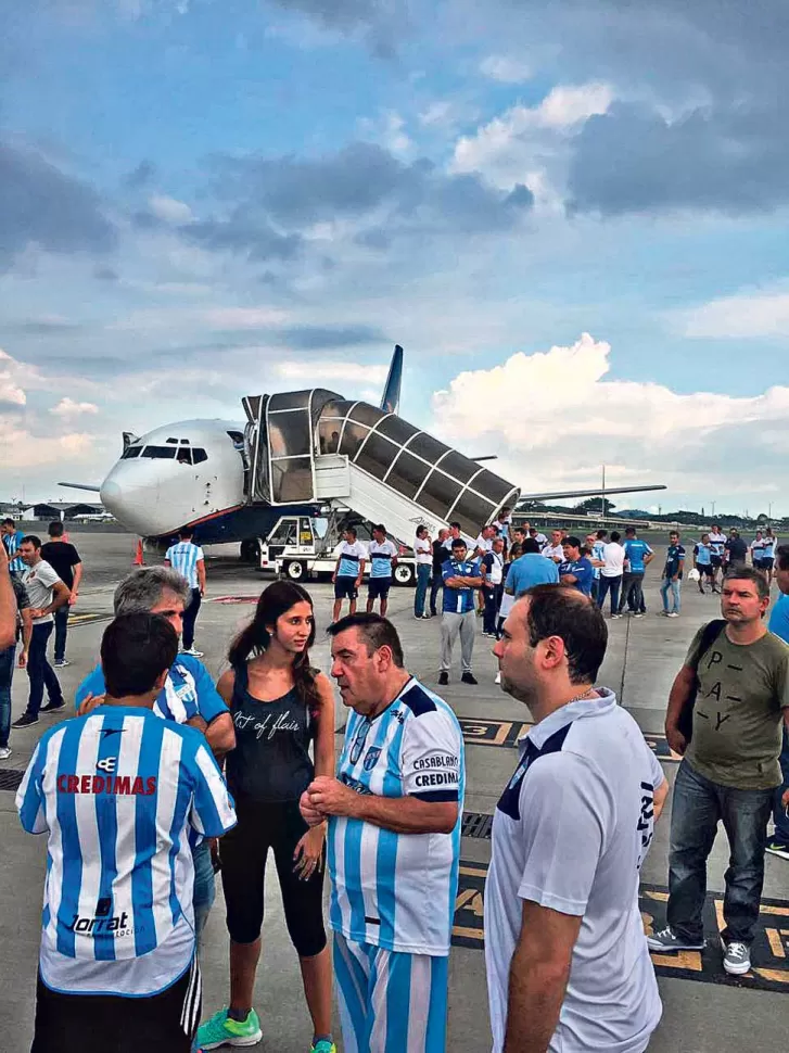 NO ENTIENDEN NADA. Los hinchas “decanos” consultan y debaten entre ellos sobre la cancelación del vuelo. Desconcertados, buscan una explicación a este contratiempo que nadie esperaba, y que les negó la posibilidad de viajar al partido en Quito.