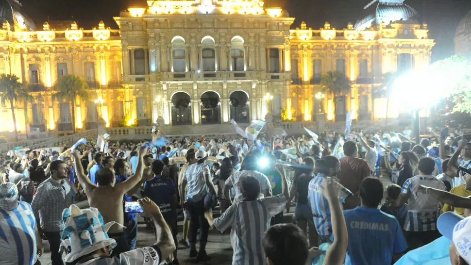 TODO FESTEJO, PERO... Los incidentes se desencadenaron cuando el grueso de los hinchas ya había abandonado la plaza. LA GACETA / FOTO DE FRANCO VERA VÍA MÓVIL