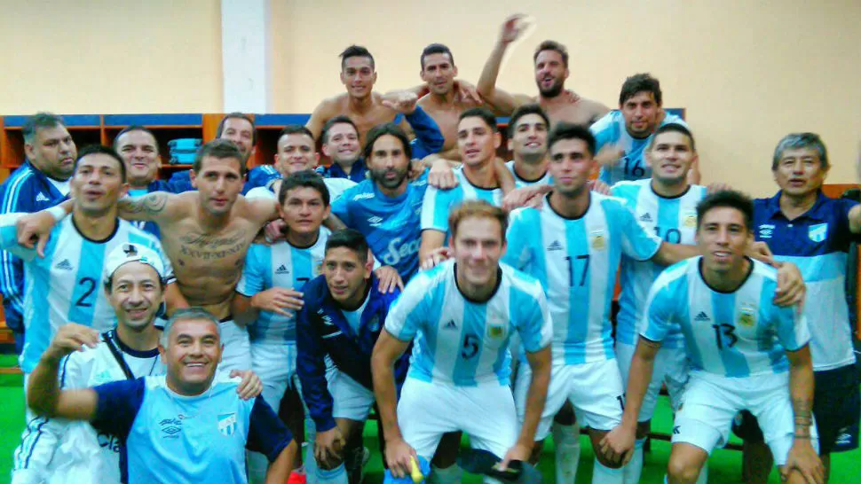 Para la historia: la foto del plantel de Atlético con la camiseta de Argentina luego del gran triunfo