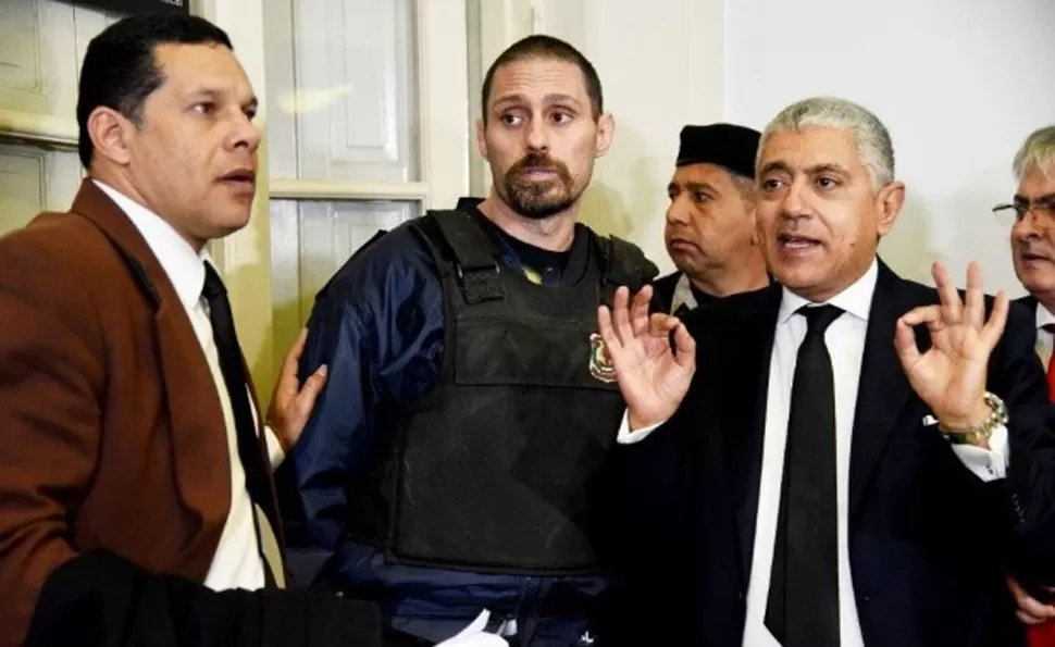 CARLOS BROITMAN CON IBAR PÉREZ CORRADI. Cuando el acusado del triple crimen volvió al país. FOTO TOMADA DE BIGBANGNEWS.COM