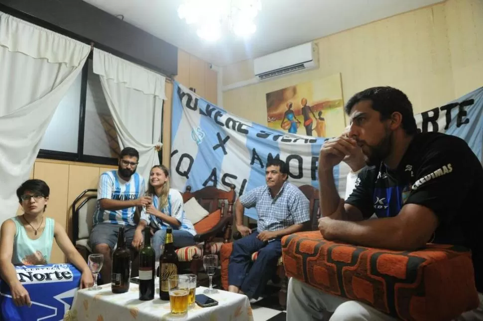 COMO EN LA CANCHA. Los Dahrouge celebraron el triunfo “decano” en la casa paterna; se vistieron con las camisetas, y decoraron el living con una bandera enorme. la gaceta / foto de franco vera