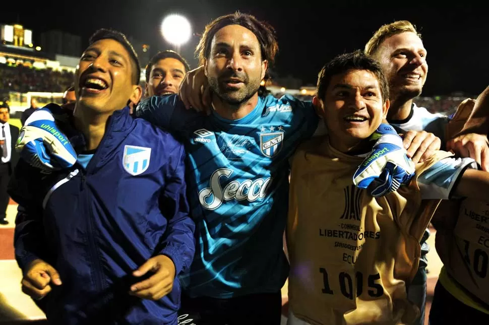 LA UNIÓN HACE LA FUERZA. Aliendro, Lucchetti, el “Pulguita” y Menéndez festejan el histórico triunfo de cara a los miles de hinchas que se sacrificaron para comprar los pasajes y acompañarlos a Ecuador.