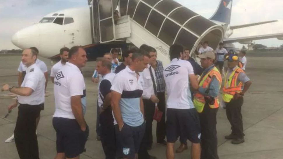 MÁXIMA TENSIÓN. El técnico, Pablo Lavallén, camina por la pista, mientras miembros del cuerpo técnico discuten con personal del aeropuerto de Guayaquil. ARCHIVO