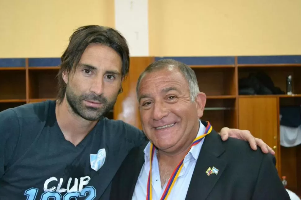 COMO AMIGOS. El “Laucha” Lucchetti y Juez, abrazados para la foto, luego de que Atlético venció a El Nacional, por 1 a 0. @ljuez_Ecuador