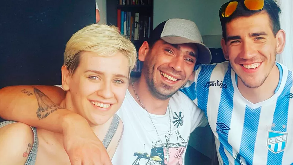 Facundo, con la camiseta de Atlético, junto a sus hermanos Rodrigo y Pilar.