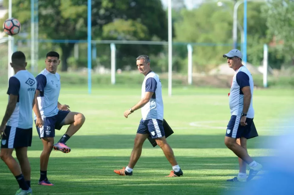 A MOVER LAS PIERNAS. El plantel se entrenó ayer por la tarde, aunque muy liviano: sólo realizó ejercicios regenerativos para recuperarse del viaje. A partir de hoy comenzarán a preparar el operativo Junior. la gaceta / foto de diego aráoz