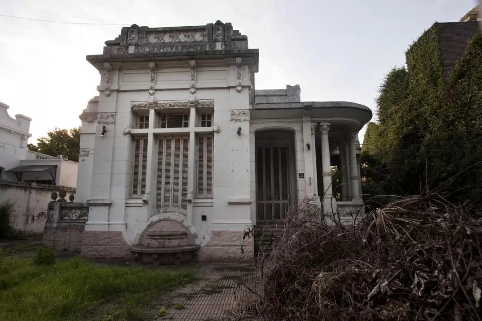 POLÉMICA. La casa Sucar -en Salta al 500- está cerrada desde hace años. ARCHIVO