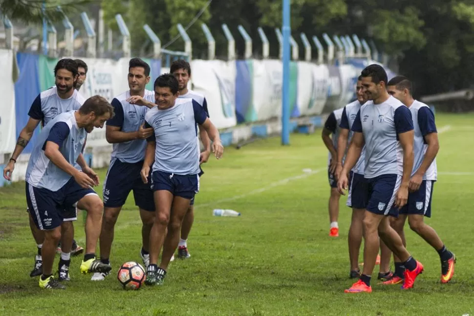 PELOTA EN MOVIMIENTO. Se alternó gimnasio y trabajo de campo, bajo la lluvia en Ojo de Agua. Sobre el final, se practicó definición, uno de los aspectos a mejorar.  la gaceta / FOTO DE JORGE OLMOS SGROSSO