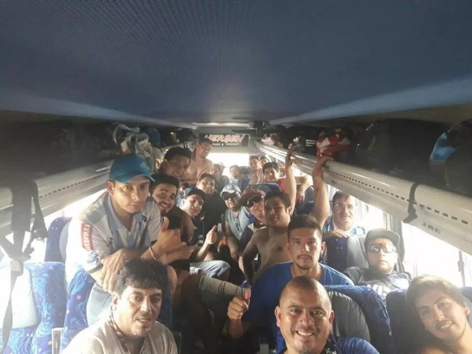 CON ÁNIMO. Los pasajeros regresan por vía terrestre de Lima a Tacna, y luego harán el paso fronterizo al norte argentino. foto de José Sanchez Martínez