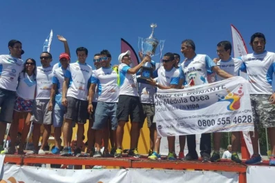 Todos con los brazos en alto