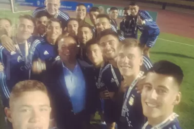 El seleccionado sub-20 celebró la clasificación junto a Luis Juez