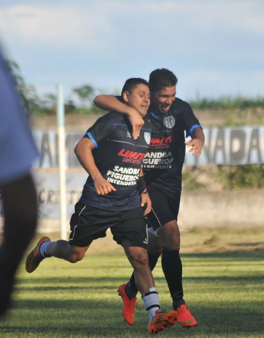 IMPARABLES. Fernández festeja el tercer tanto junto a Moreno, el otro goleador.  la gaceta / foto de Osvaldo Ripoll