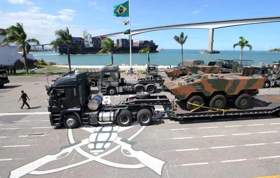 PARALIZADO. Los vehículos militares no patrullan a raíz del reclamo salarial que prolongaron los agentes. Reuters