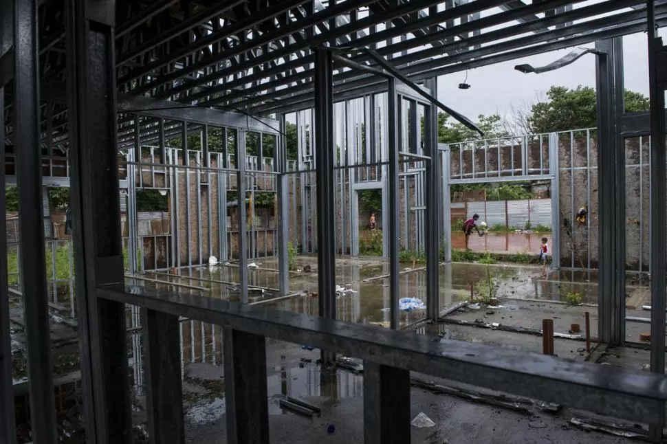 ABANDONO. Un grupo de niños juega a la pelota detrás de lo que queda de la estructura del Centro de Adictos. LA GACETA / JORGE OLMOS SGROSSO