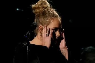 Video: Adele se equivocó y tuvo que interrumpir su homenaje a George Michael