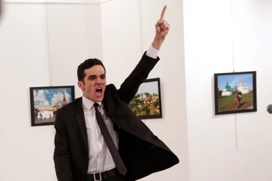 La imagen del crimen del embajador ruso ganó el World Press Photo 2017