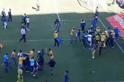 Perdían 6 a 0 y los hinchas armaron una batalla campal