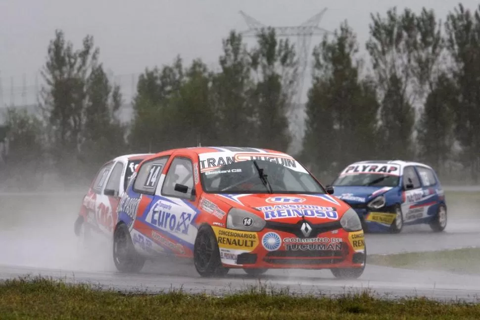 AGUA EN TODOS LADOS. Pablo Ortega -arriba- en boxes. Bestani -abajo- en pista. bh fotos