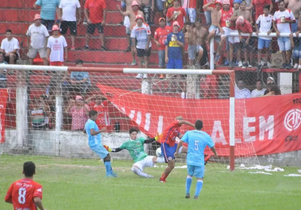 EXQUISITA DEFINICIÓN. Salazar ya palpita el desenlace del gol de la victoria. la gaceta / foto de osvaldo ripoll 