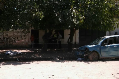 Trágico: un auto se subió a la vereda, chocó a un peatón y lo mató