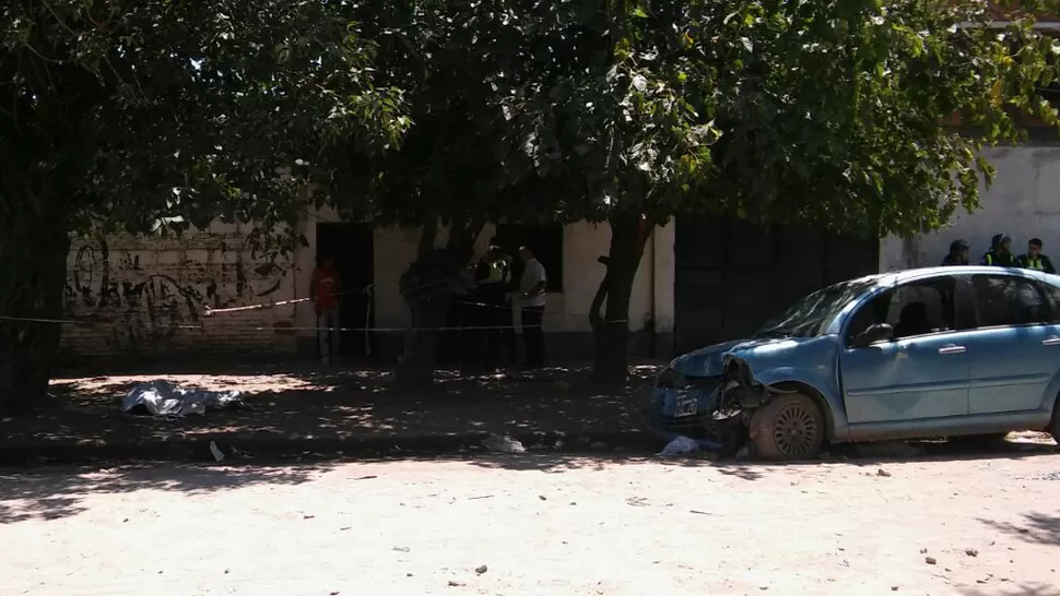 EL LUGAR DEL HECHO. A la derecha, el auto; a la izquierda, el cuerpo de la víctima.