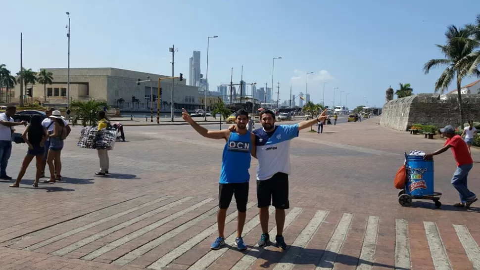 TUCUMANOS EN CARTAGENA. Dos comprovincianos fanáticos del decano recorren la ciudad. LA GACETA / FEDERICO ESPÓSITO