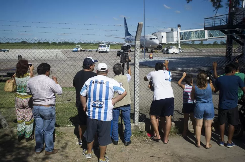 DESDE AFUERA. Algunos hinchas optaron por despedir al plantel desde un costado de la pista. 