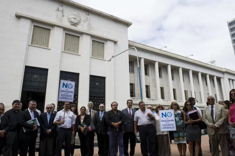 FUERTE RECHAZO. Alrededor de 150 abogados acudieron al Palacio de Tribunales para manifestar su malestar con las últimas reformas. la gaceta / foto de jorge olmos sgrosso 