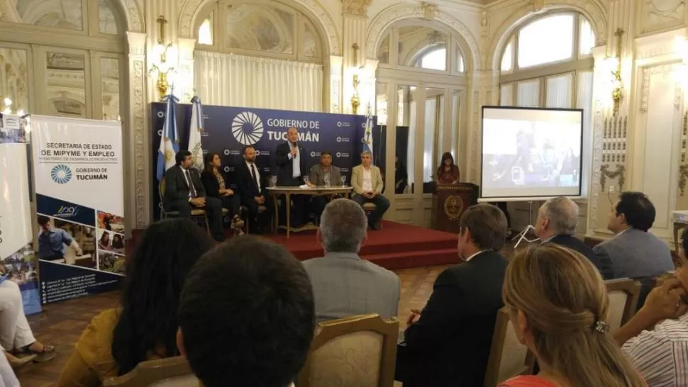 PRESENTACIÓN. El ministro Lichtmajer (centro) junto a otras autoridades. foto de magena valentié