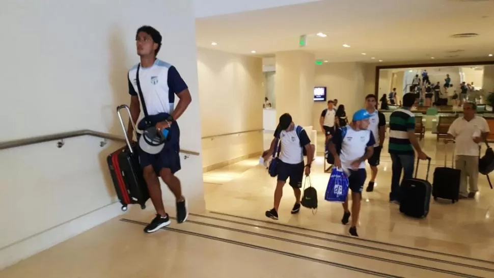 EXHAUSTOS. Los jugadores  llegaron al hotel de Cartagena tras viajar casi 11 horas y fueron directo a las habitaciones. la gaceta / foto de federico espósito (enviado especial)