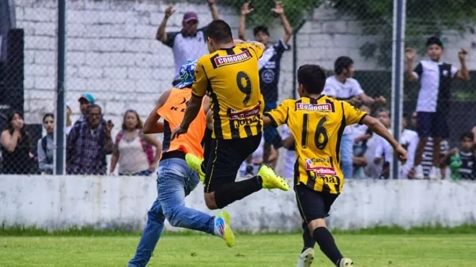 EN EL AIRE. David Argañaráz golpeó al alcanza pelotas y cayó pesadamente sobre su rodilla derecha. FOTO TOMADA DE ARENGADEPORTIVA.COM.AR