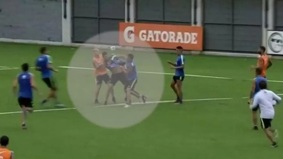 A LAS PIÑAS. Una captura del momento de la pelea durante el entrenamiento. ARHCIVO