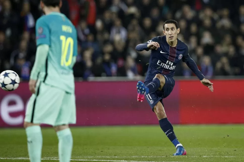 EL MEJOR REGALO. Di María, que ayer cumplió 29 años, marca de tiro libre el primer gol de PSG, ante la mirada de Messi.  telam