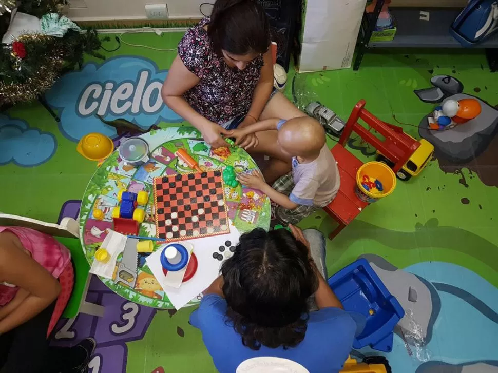 JUGANDO. En la sede de Flexer los chicos se entretienen mientras esperan su turno en el hospital. fotos gentileza fundación flexer