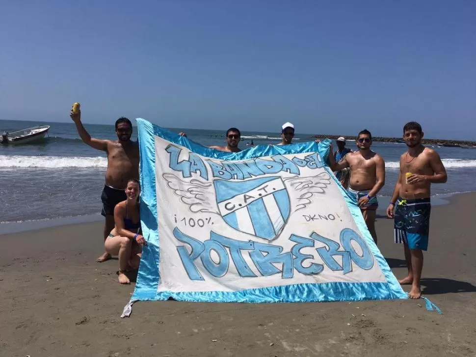 LA OTRA PASIÓN. Pablo Heredia y sus amigos posan en la playa con su “trapo”. El amor por Atlético estuvo por encima de todo a la hora de amar el viaje. gentileza pablo heredia