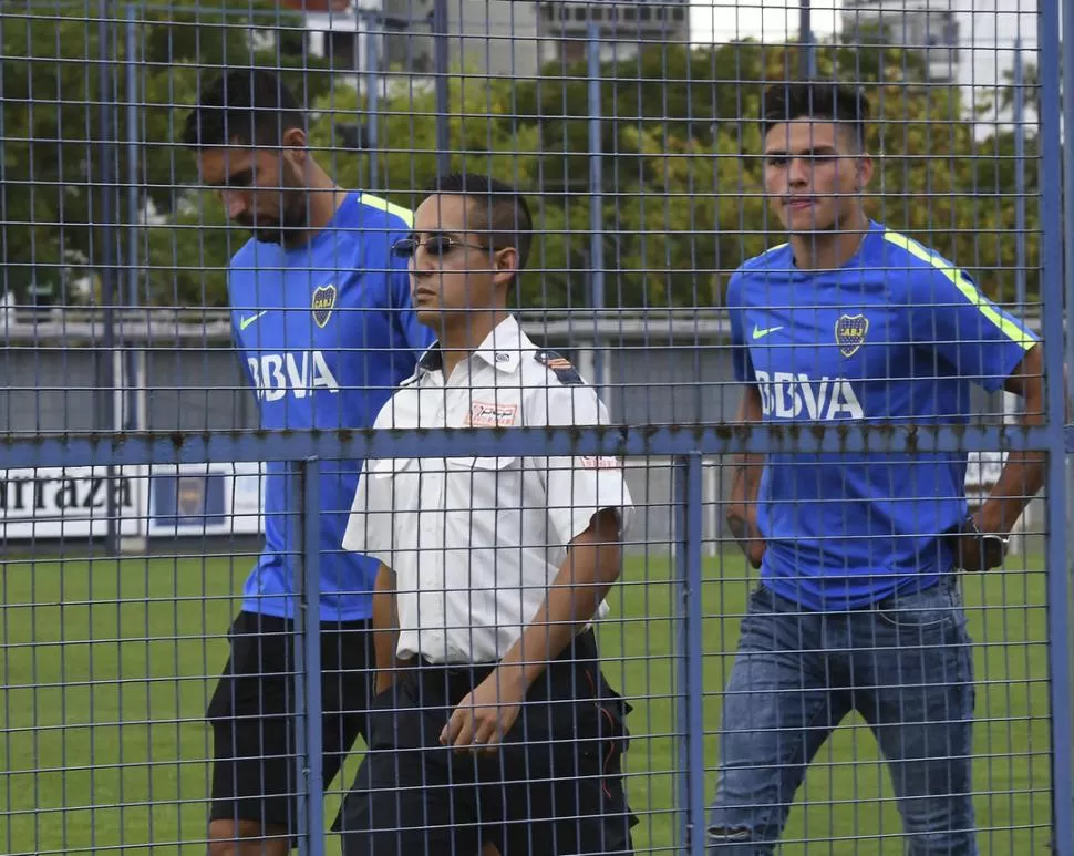  VOLVIÓ LA CALMA. Personal de seguridad acompaña a Insaurralde y a Silva. télam