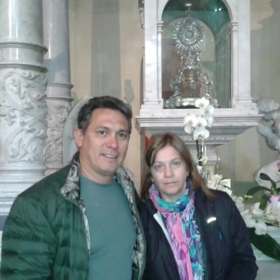 RECUERDOS. Meza (en la foto con su esposa, Mirta D’Andrea) jugó en Colombia.  