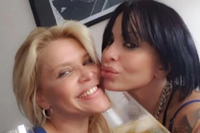 El candente beso de Nazarena Vélez y Daniela Cardone
