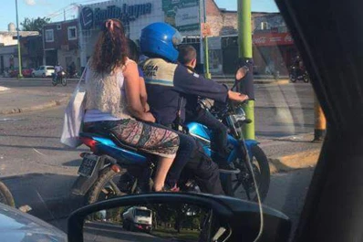 La foto de un municipal llevando a su familia en moto inundó las redes sociales