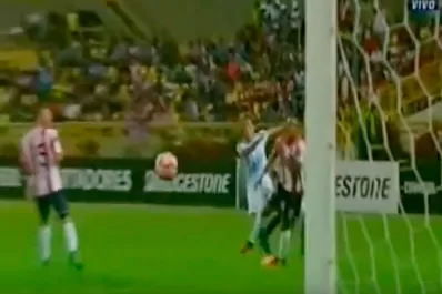 Video: el disparo de Leandro González que se estrelló en el palo