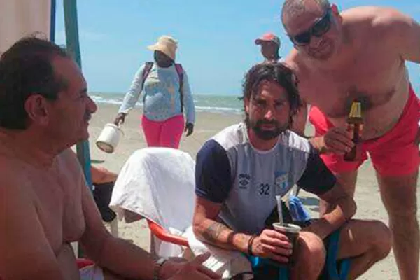 Alperovich y Lucchetti en la playa de Cartagena, la imagen que se viralizó en WhatsApp