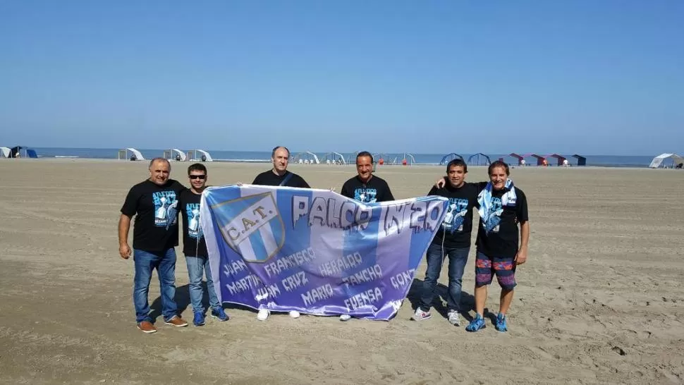 
EN LA PLAYA. Un grupo de fanáticos, con el mar de fondo. LA GACETA / FEDERICO ESPÓSITO