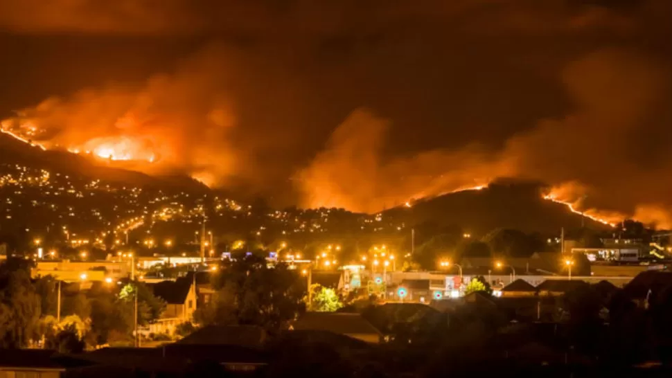 Un impresionante incendio dejó mil evacuados y un muerto