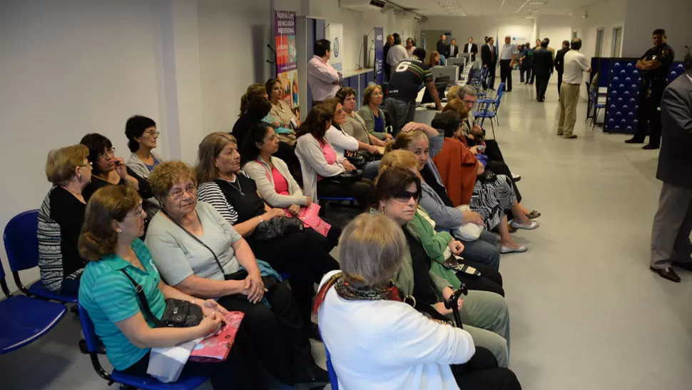 JUBILADOS EN LA ANSES. Un grupo de personas espera para ser atendido en una de las oficinas tucumanas de la institución. ARCHIVO