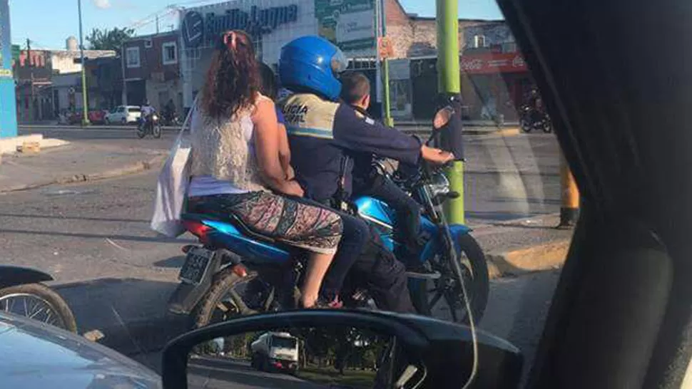 TODOS JUNTOS. El municipal trasladaba a tres personas en el vehículo y llevaba a un niño en el tanque de combustible. FOTO ENVIADA POR UN LECTOR