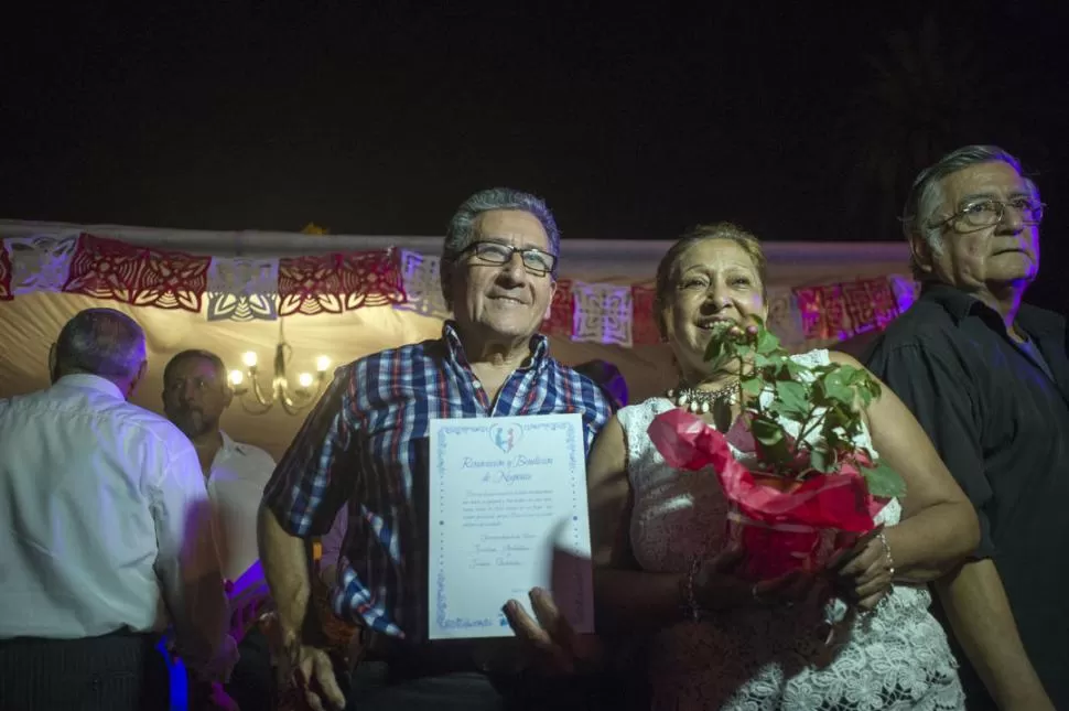 BODAS DE ORO. Los matrimonios lucieron orgullosos el certificado de bendición y la planta que se les regaló. credito