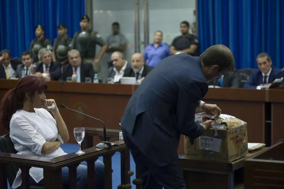 MIRADA PERDIDA. Mientras un secretario del TOF busca pruebas pedidas por la querella de la UIF, Rivero sostiene un pañuelo e intenta ahogar el llanto. la gaceta / FOTO DE JORGE OLMOS SGROSSO