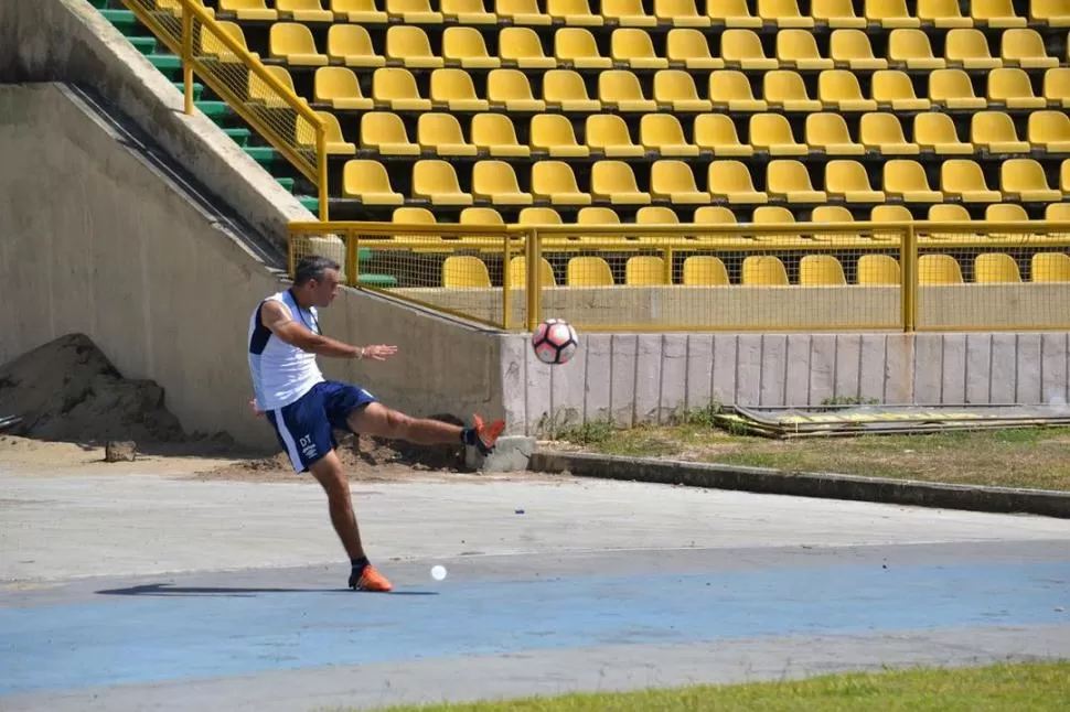 LEJOS, LEJOS. Lavallén remata el balón como en sus épocas de defensor. la gaceta / fotos de federico espósito (enviado especial)